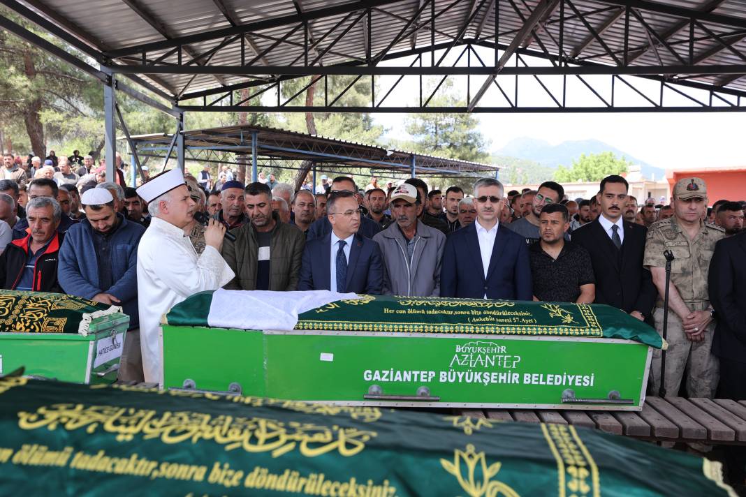 Gaziantep’ten yürek yakan fotoğraf! Yan yana toprağa verildiler 38